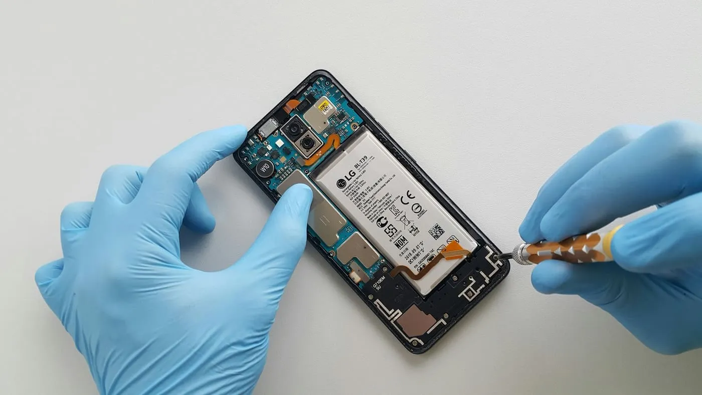 Dropped your phone in water? The first 10 minutes decide everything